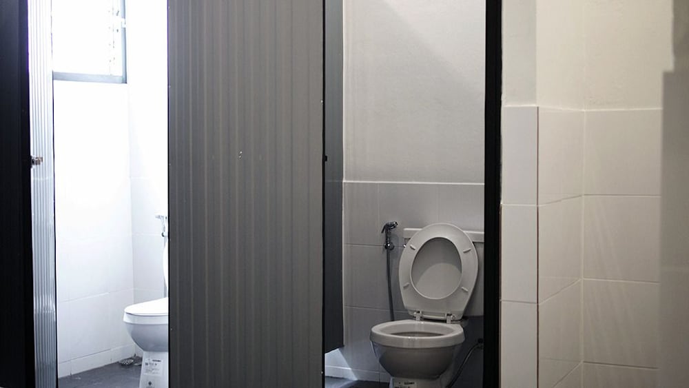 FAMILY, SHARED BATHROOM