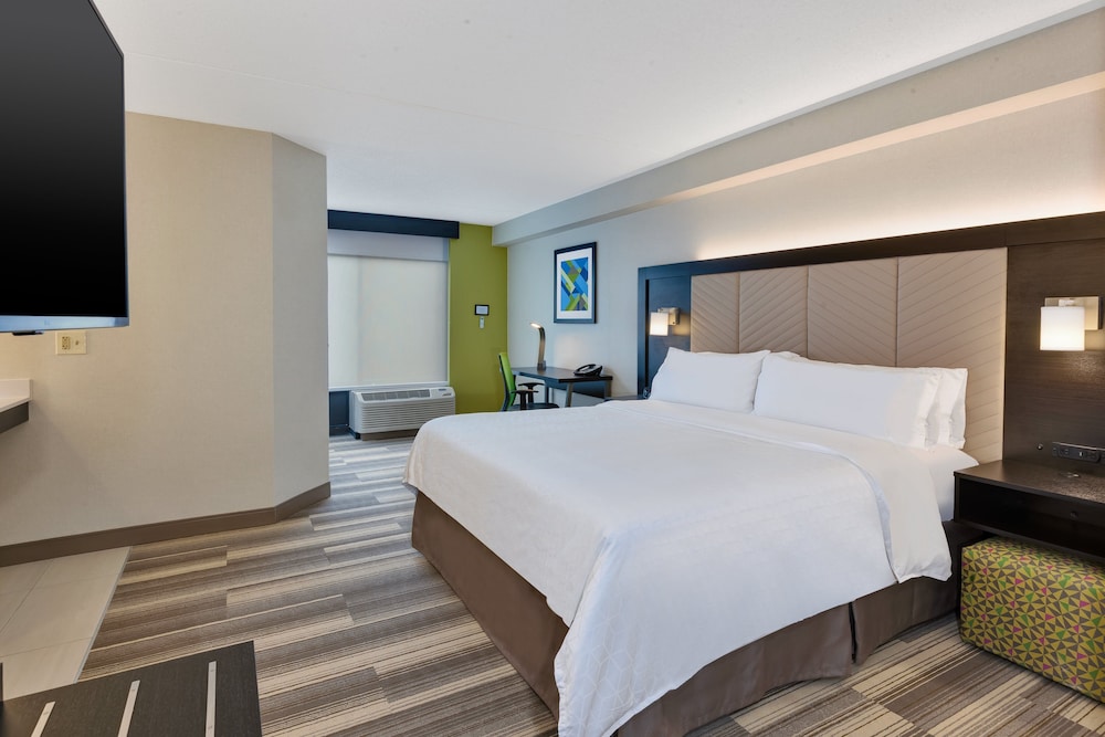 Holiday Inn Express Suites Blackburg University Area 16/74