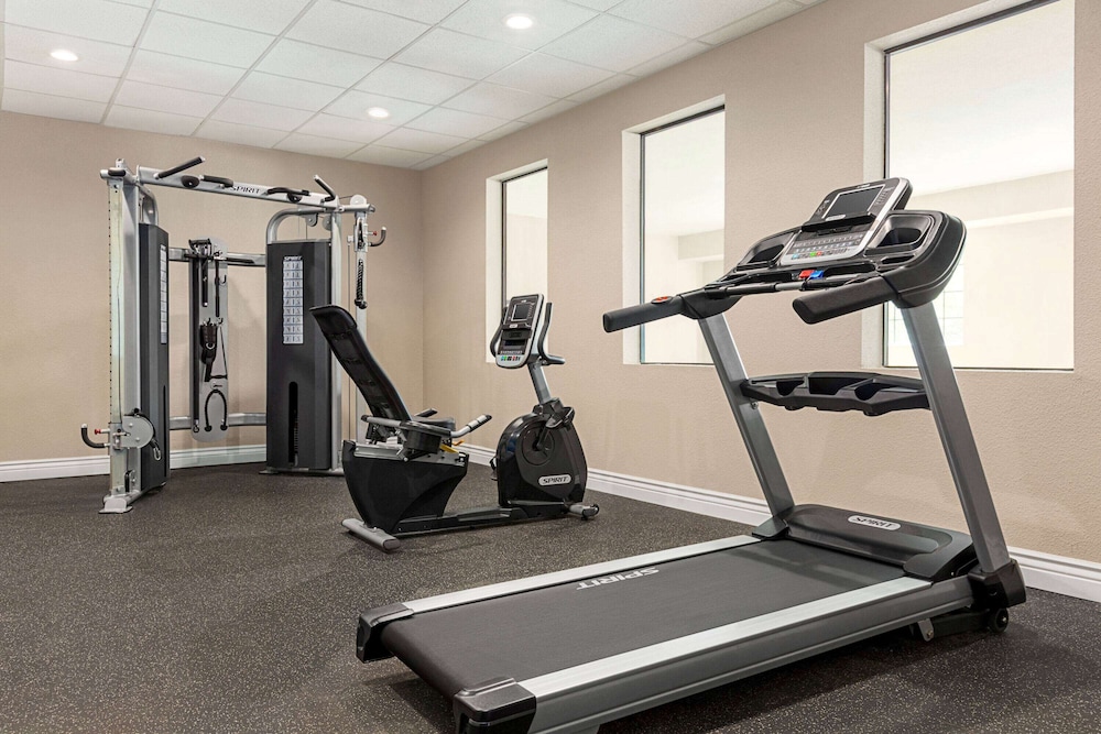 Days Inn & Suites by Wyndham Greater Tomball 38/61