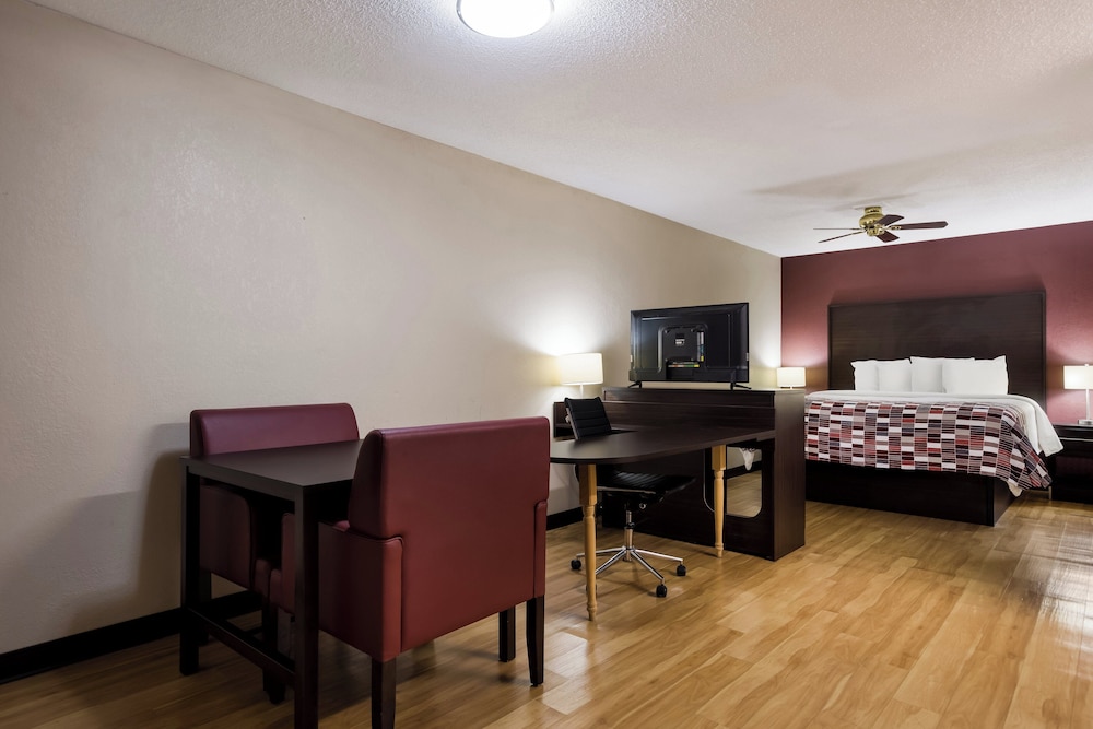 Red Roof Inn & Suites Statesboro - University 33/45