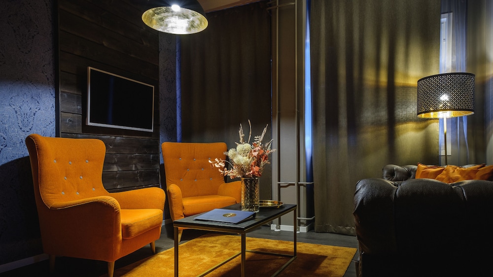 Golden Circle Suites 38/49