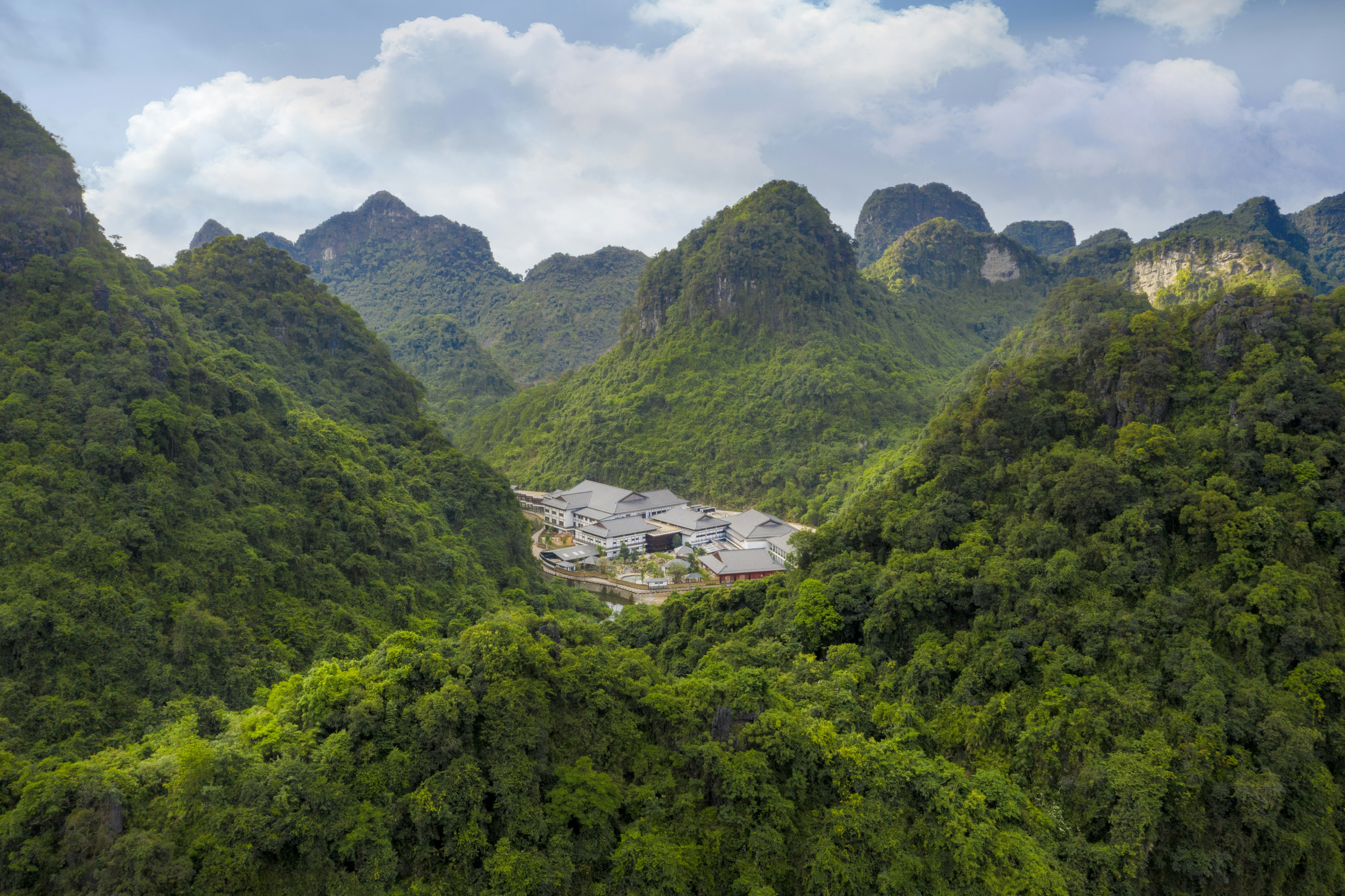 Hilton Quang Hanh Onsen Resort 69/74