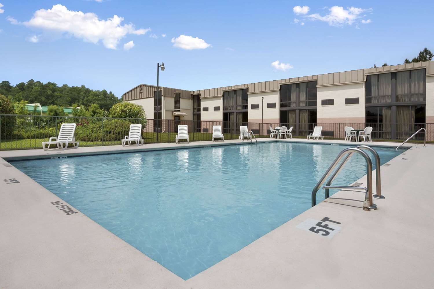 Days Inn by Wyndham Fayetteville-South/I-95 Exit 49 2/31