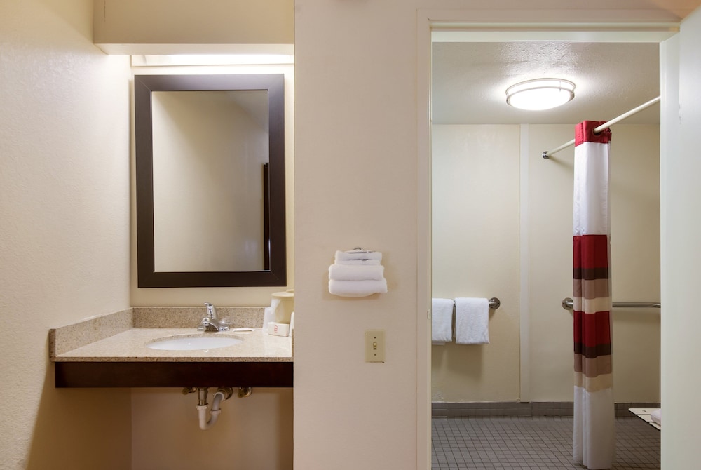 Red Roof Inn Grand Rapids Airport 14/33