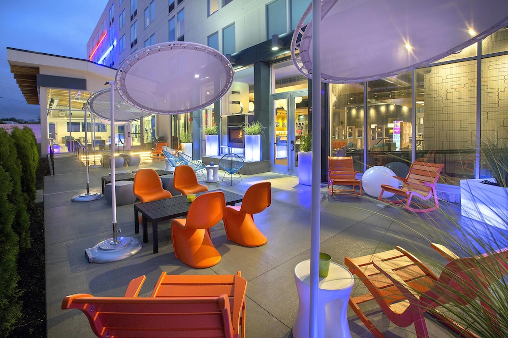 Aloft Buffalo Airport 20/27