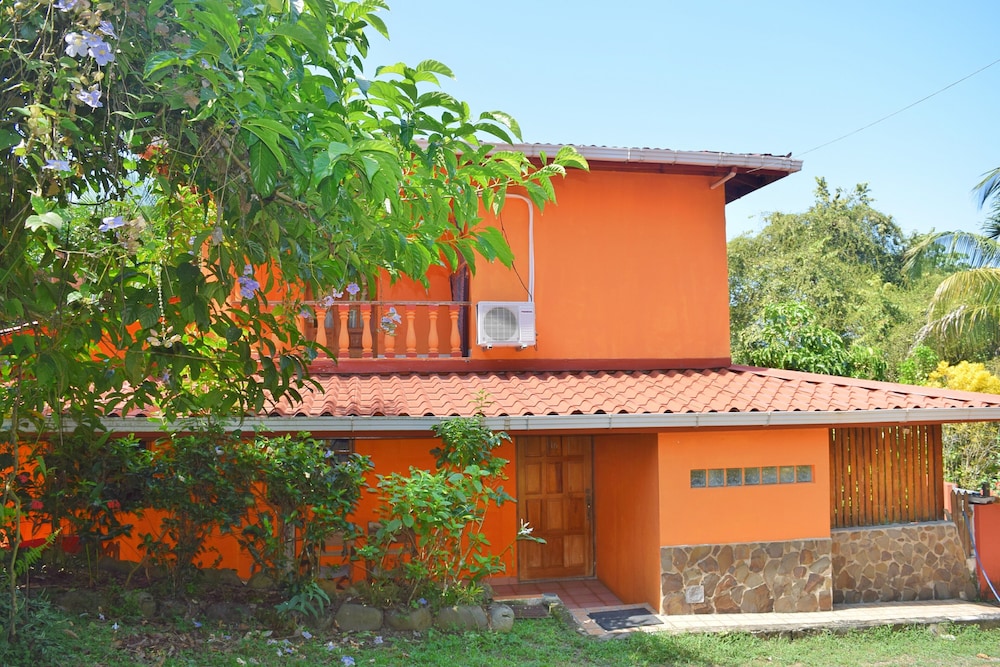Tres Banderas Hotel 68/71