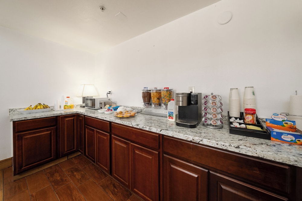 America Inn Suites 45/45