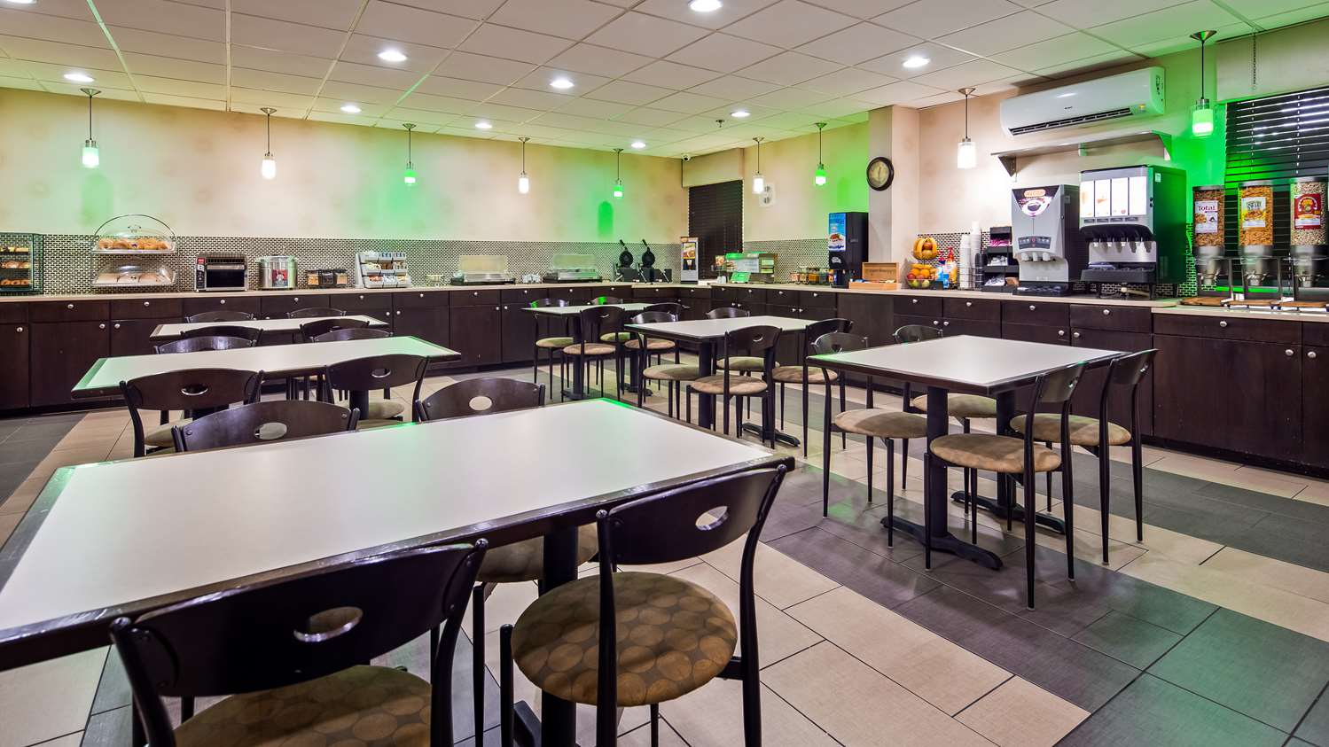 Best Western Plus Richmond Airport Hotel 24/30