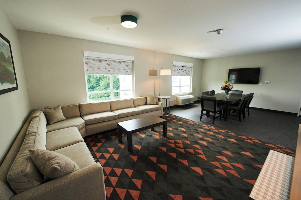 Holiday Inn And Suites Philadelphia W Drexel Hill 27/50