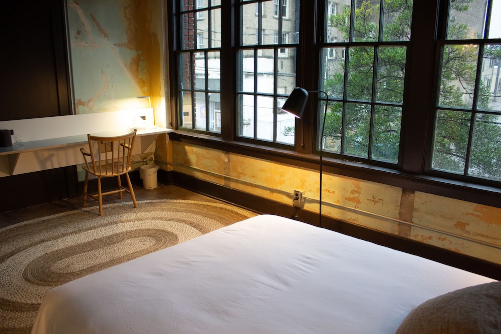 Travelers Hotel 4/39