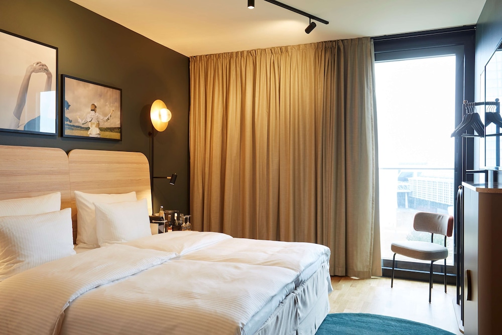 SUPERIOR, KING BED, CLUB LOUNGE ACCESS