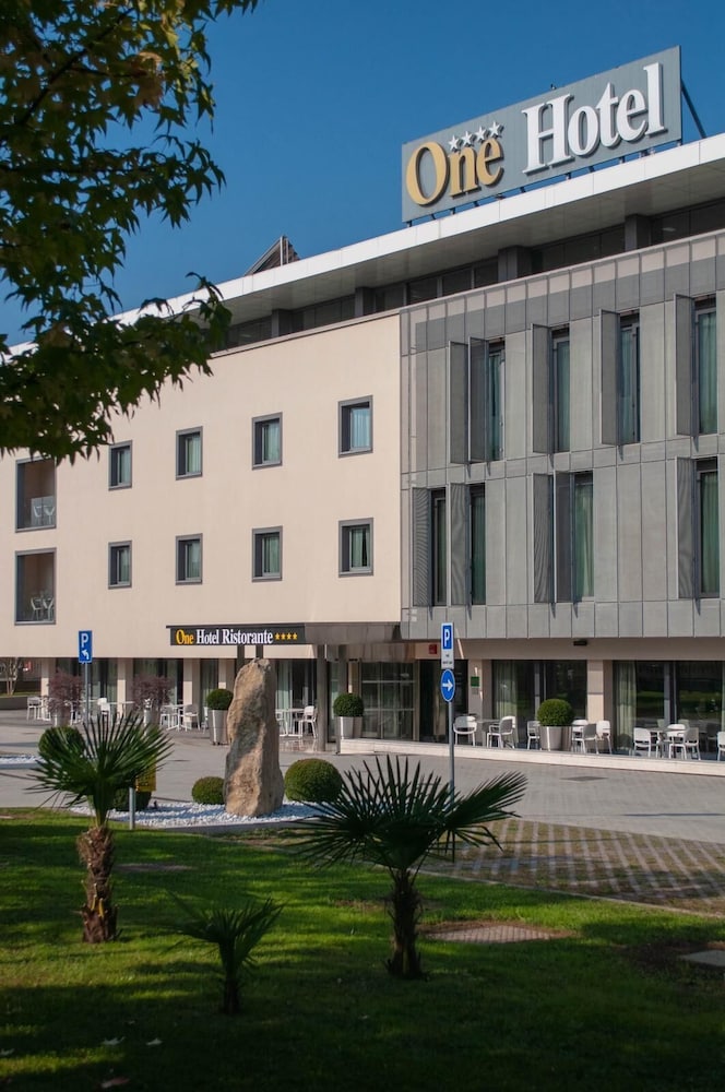 One Hotel & Restaurant 5/50