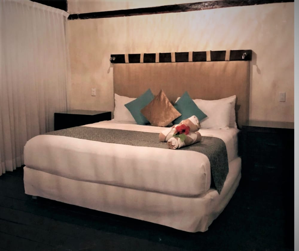 JUNIOR SUITE, KING BED, GARDEN VIEW