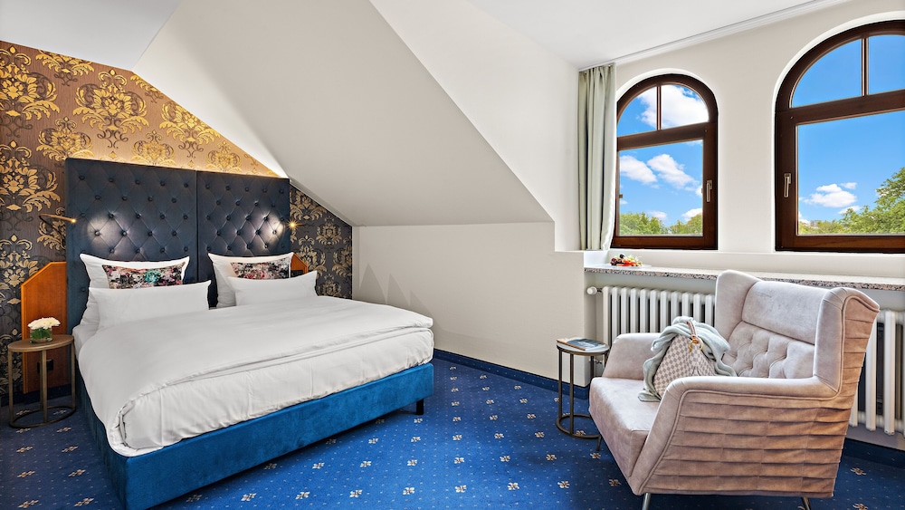 Courtyard, Queen Bed