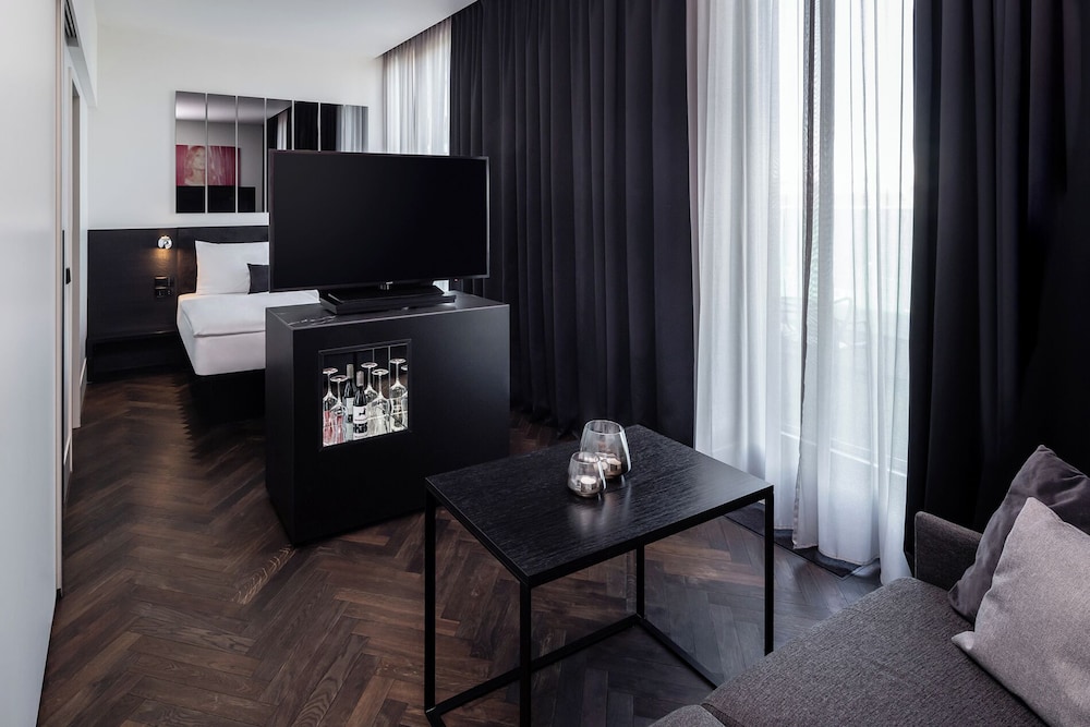 Hotel AMANO Grand Central 66/76