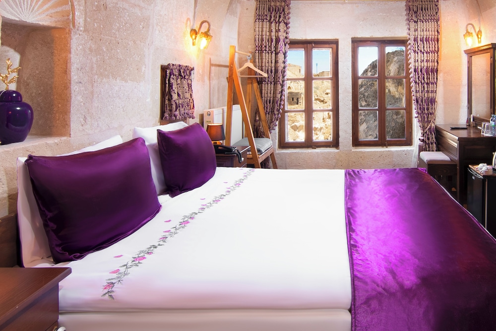 Stone, Deluxe, Queen Bed