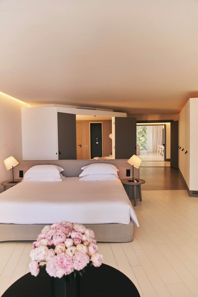 Suite, King and Queen Bed, 3 Sofa