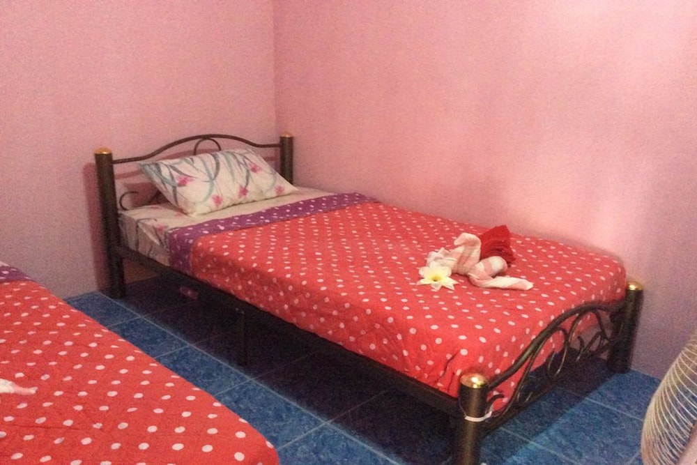 Basic, Twin Beds, Shared Bathroom, with Fan، Baan Natcha 2/7