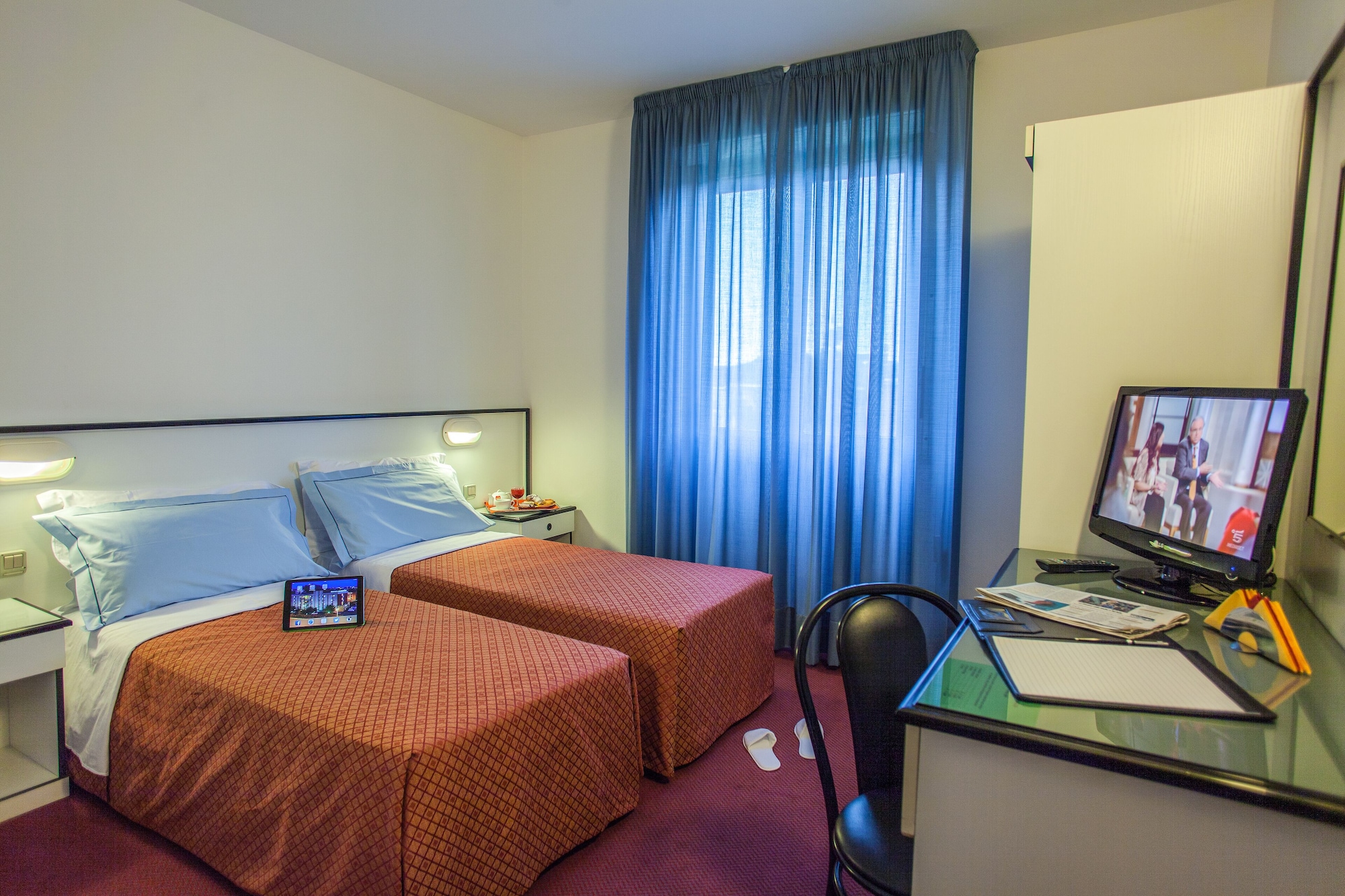 ROOM, TWIN BEDS