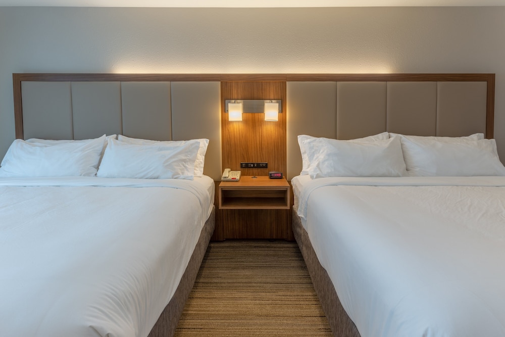 Holiday Inn Express And Suites Milwaukee Nw Park Place 15/79