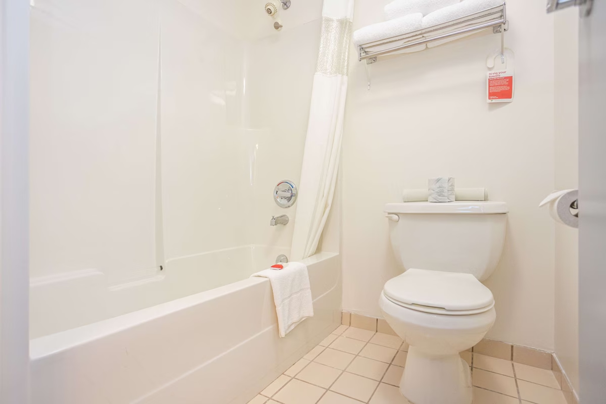 Efficiency, King Bed، Ramada By Wyndham Surrey/Langley 3/3