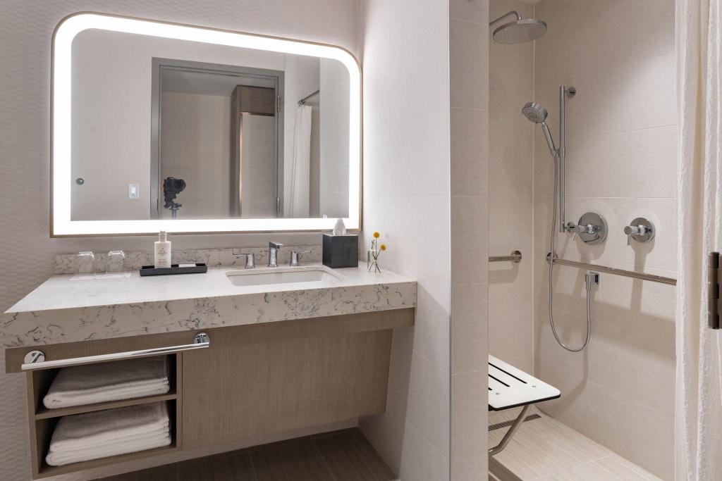 غرفة بسرير كينج بشرفة، JW Marriott Clearwater Beach Resort & Spa 9/9
