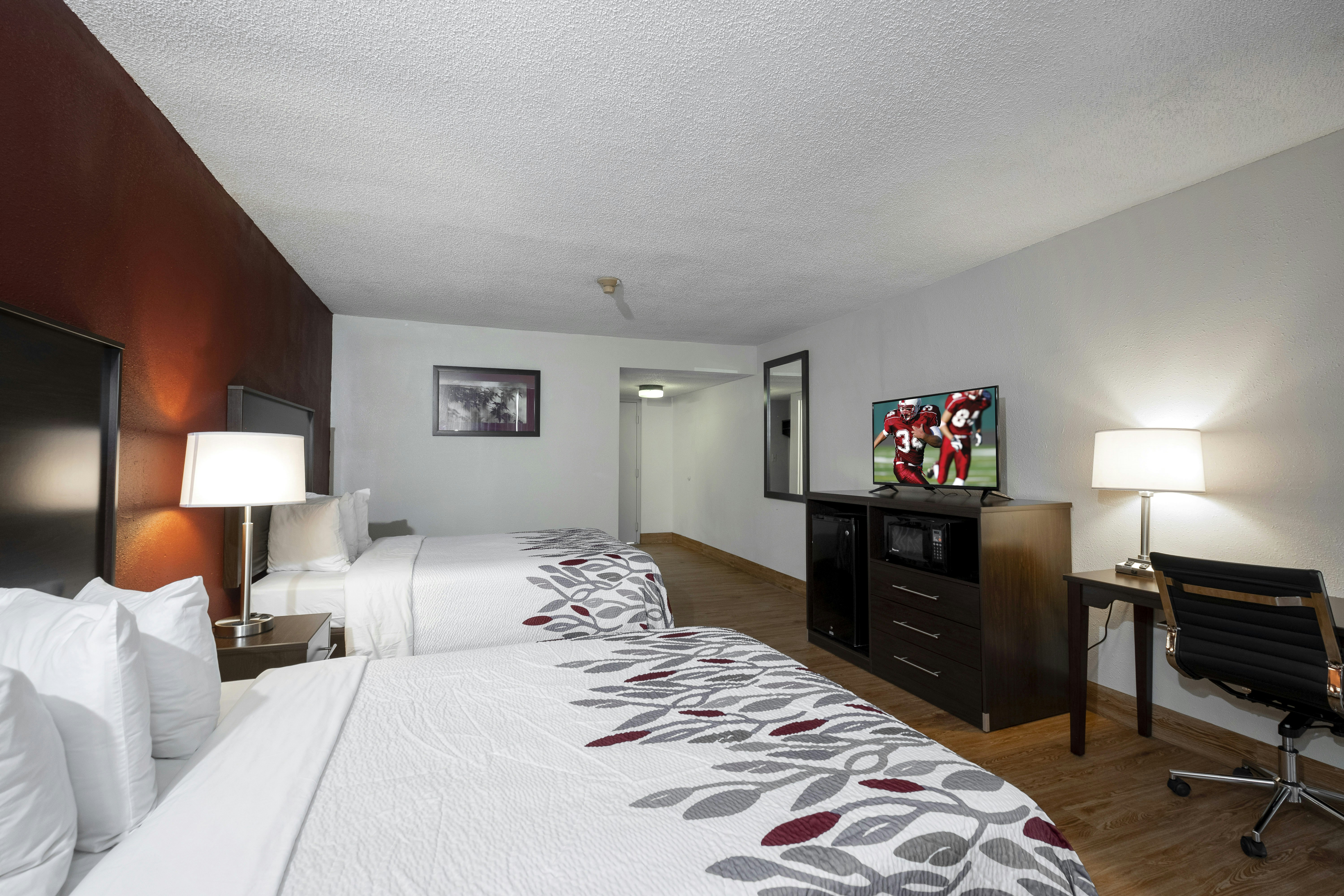 Smoking Deluxe 2 Full Beds، Red Roof Inn Marion, VA 2/3
