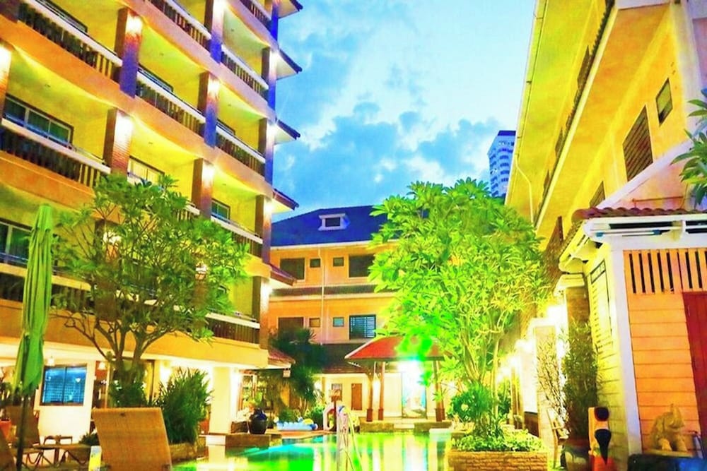 Aiyaree Place Hotel 7/75