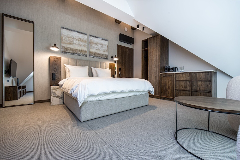 Studio, King Bed, Villa Building