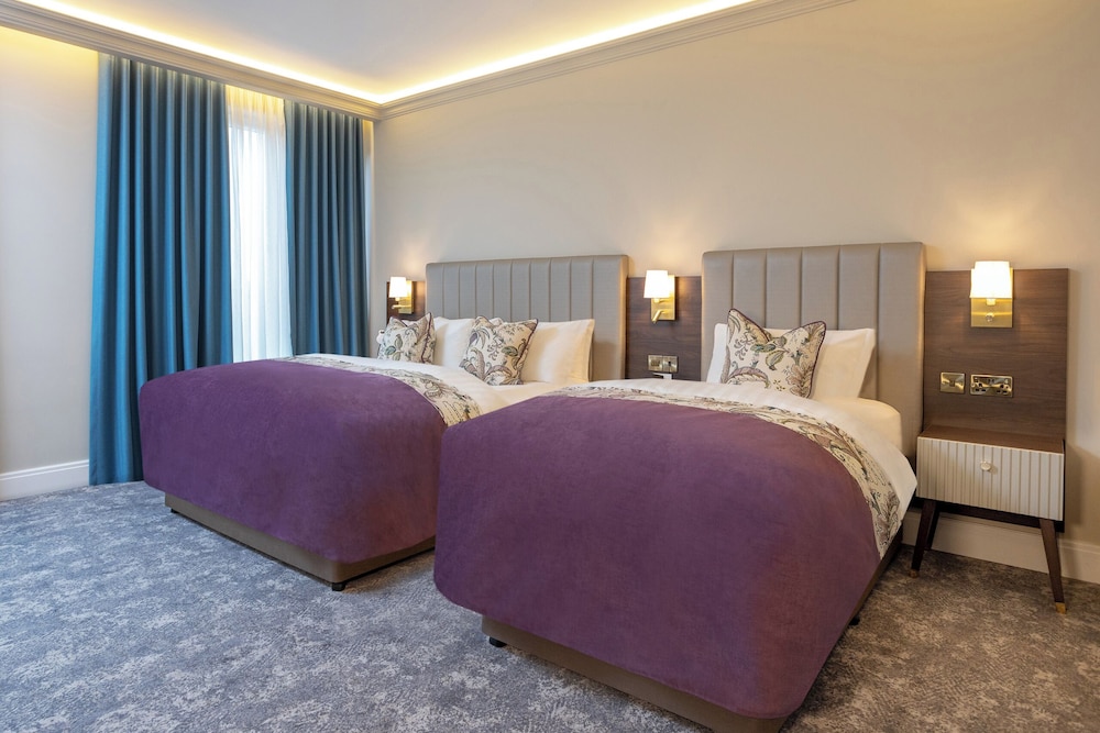 EXECUTIVE, DOUBLE OR TWIN BED