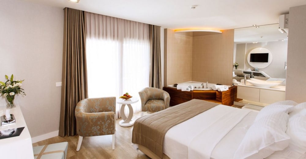DELUXE, SUITE
