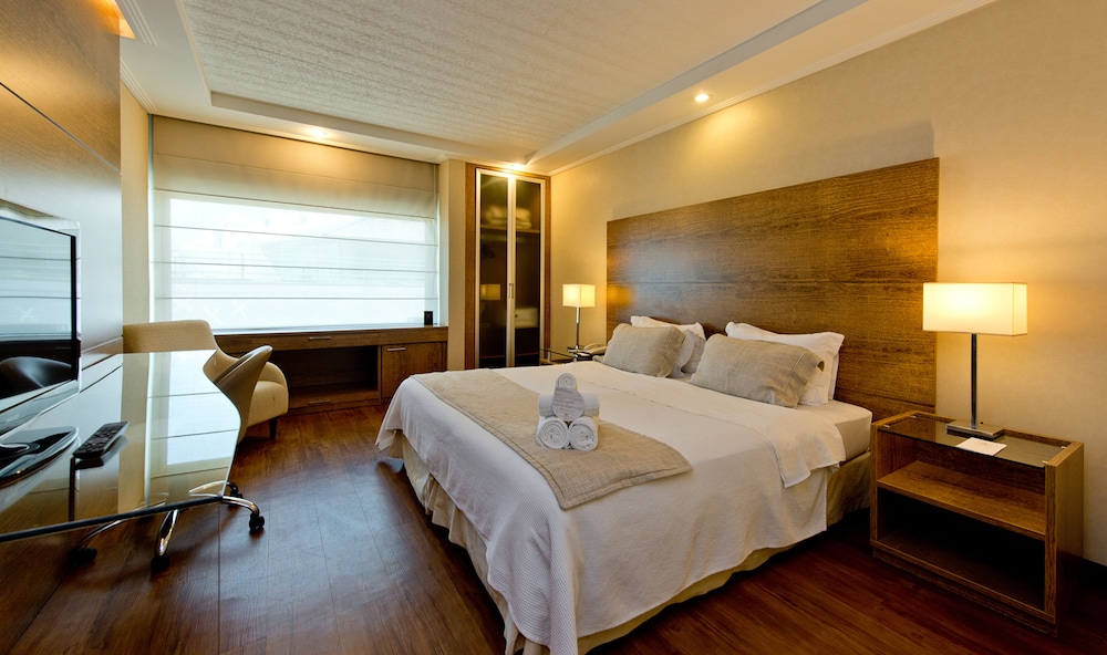 STANDARD, DOUBLE BED, CITY VIEW