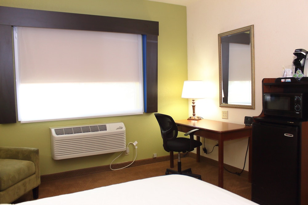 Holiday Inn Express Hotel And Suites Farmington Bloomfield 61/69