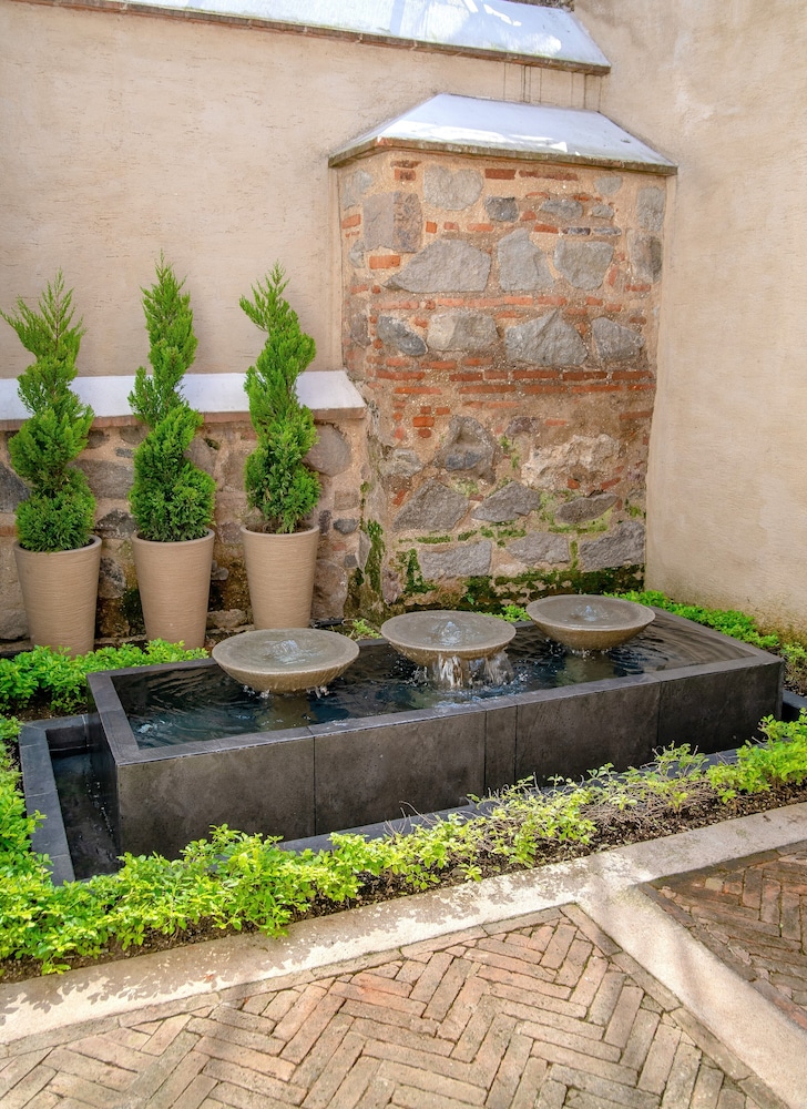 LAS CAMELIAS INN 21/50
