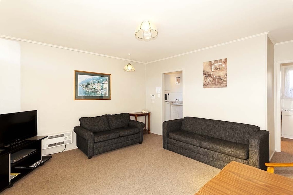 MERIVALE COURT MOTEL 20/30