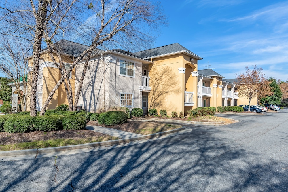 HomeTowne Studios by Red Roof Atlanta NE - Peachtree Corners 14/50