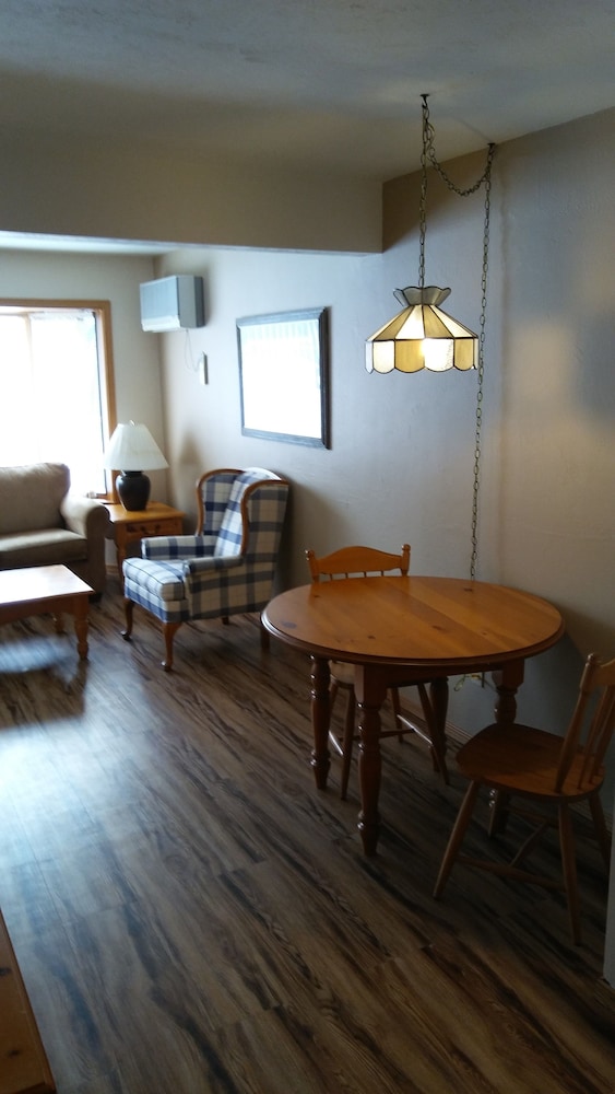 Lodge at Leathem Smith 38/61
