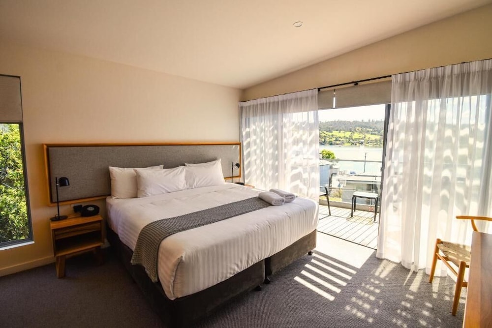 Rosevears Hotel 6/50