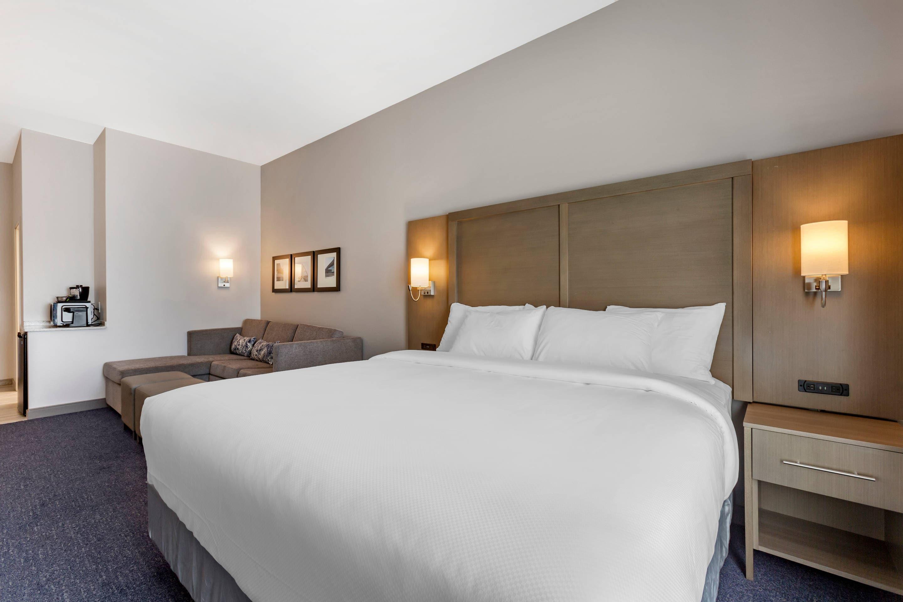 SUITE, KING BED