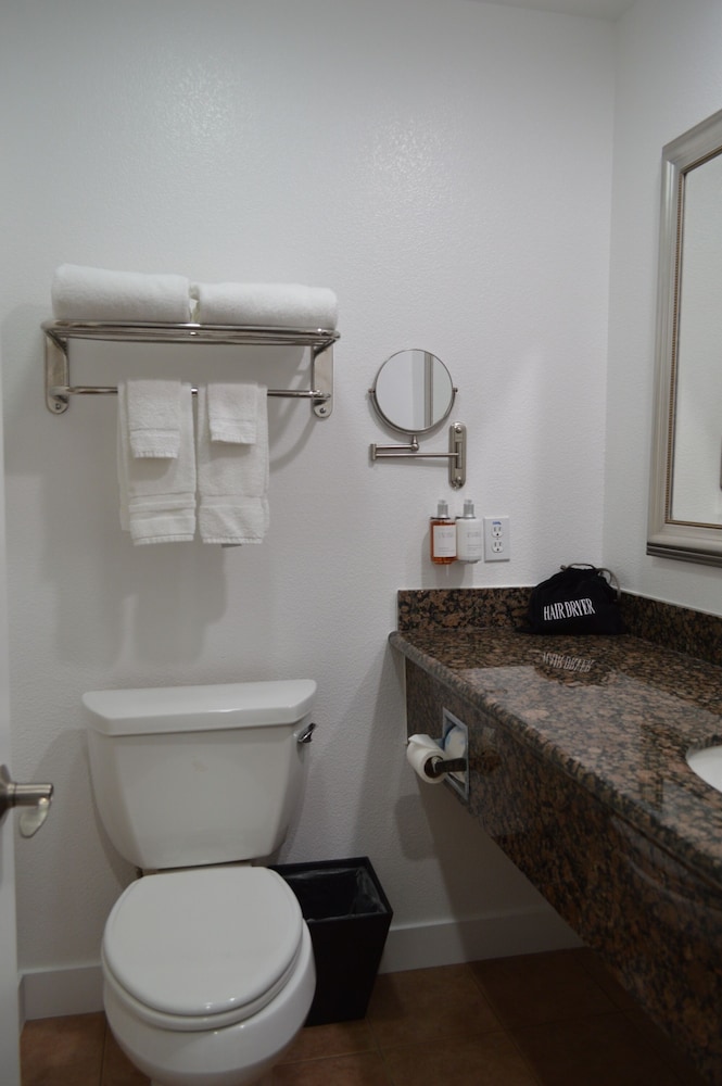 Fairview Inn And Suites Healdsburg 65/65