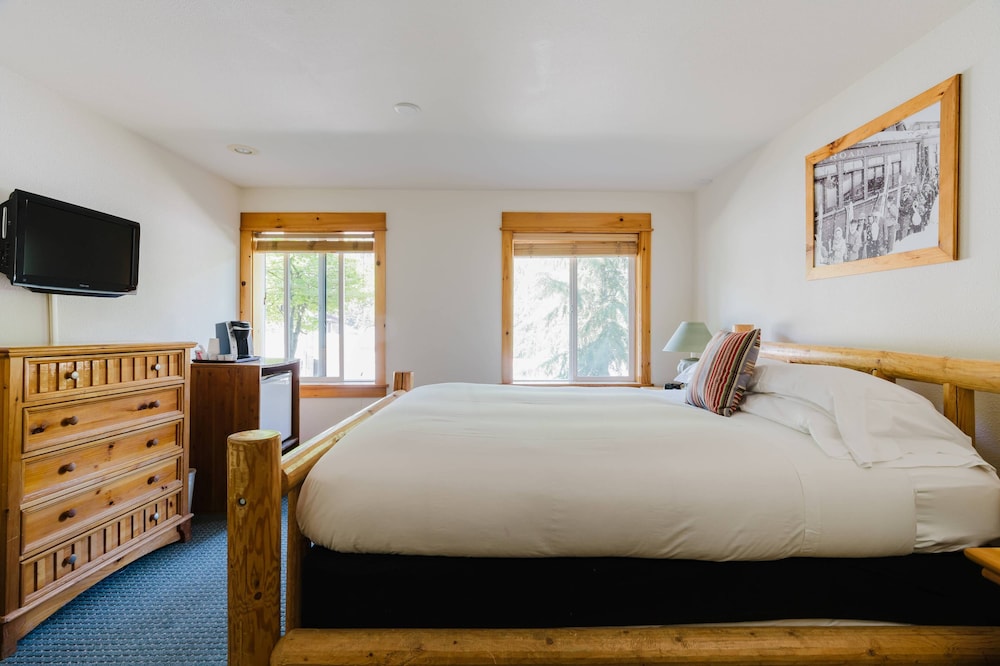 Village, Deluxe, Queen Bed, Pet Friendly