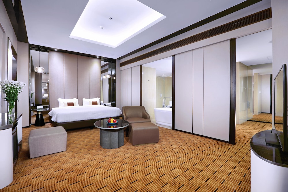 GRAND, SUITE