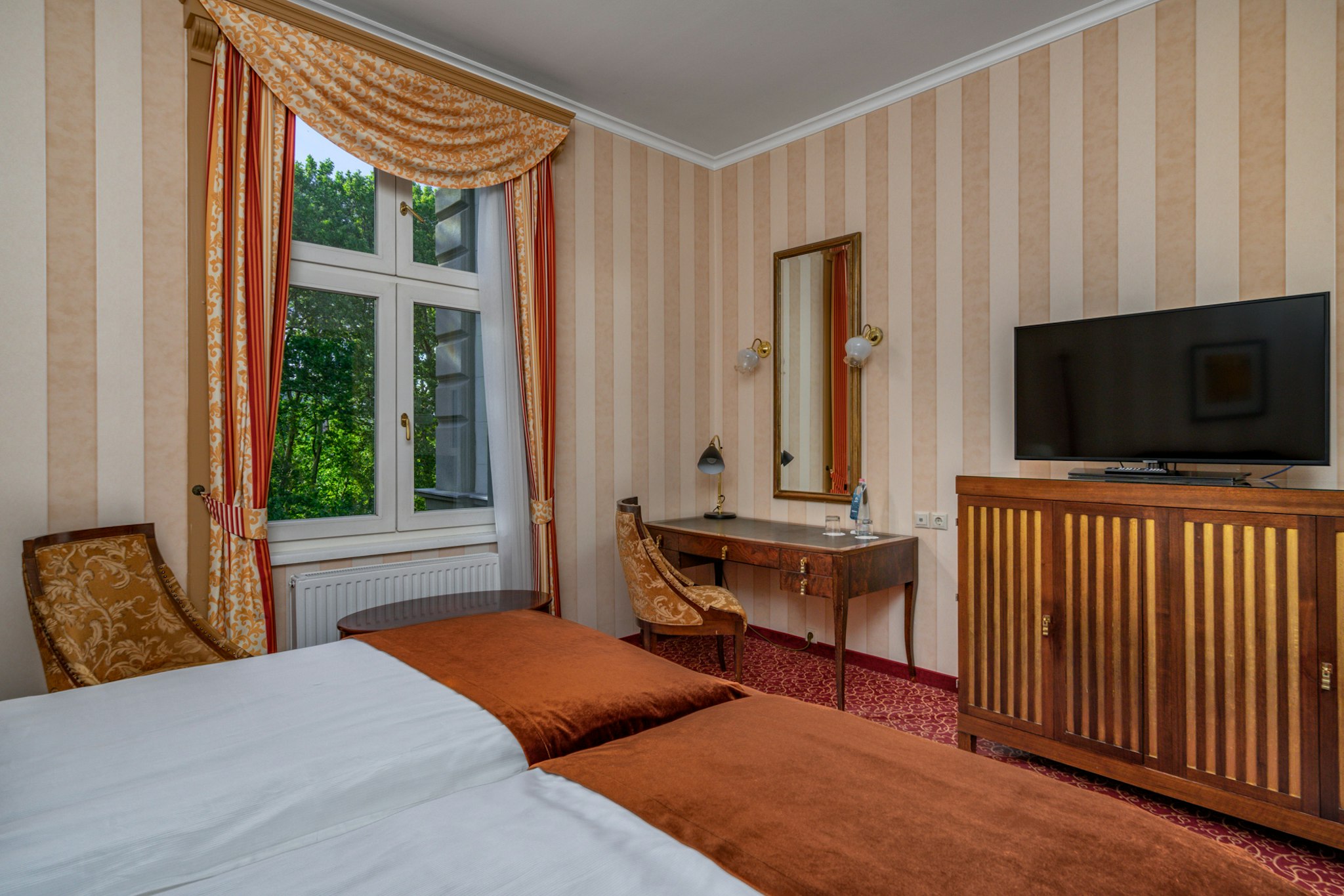DELUXE, TWIN BEDS