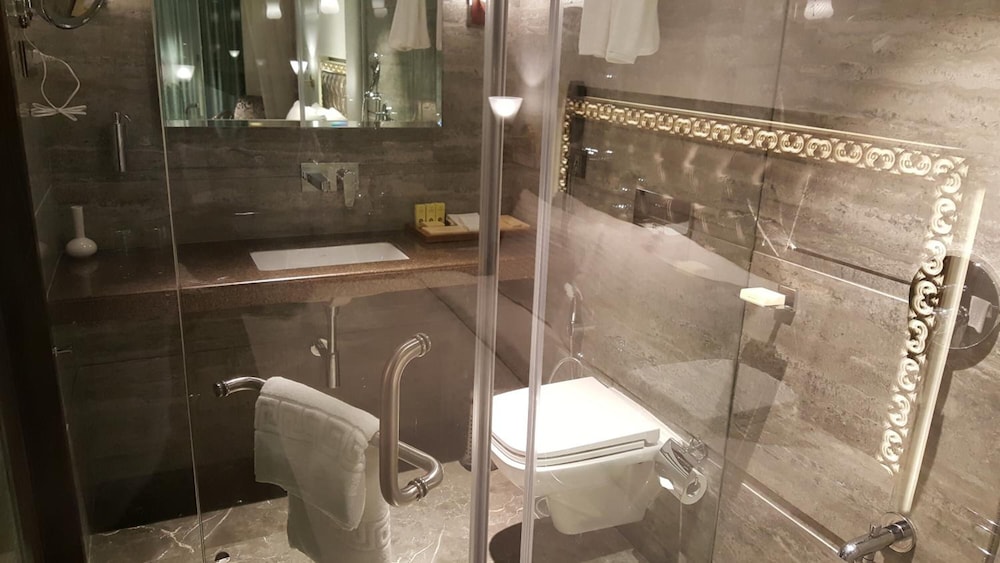 Peninsula Redpine Mumbai 15/58