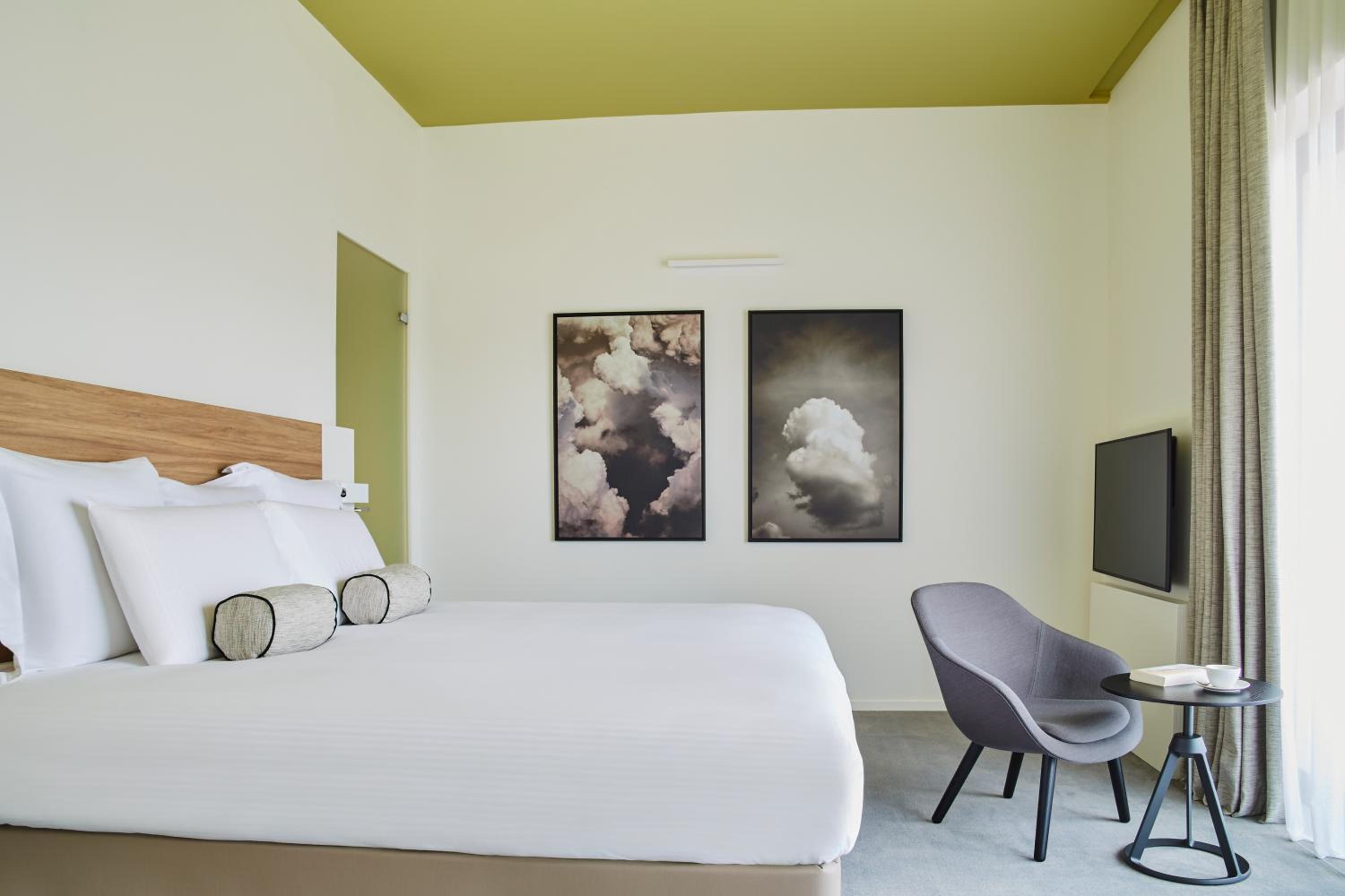 Executive, Suite, King Bed, Forest View, Sofa