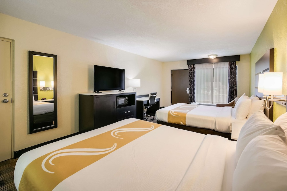 Quality Inn & Suites Mt. Chalet 17/36
