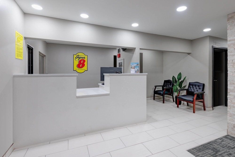 Super 8 by Wyndham Lubbock Airport 5/54
