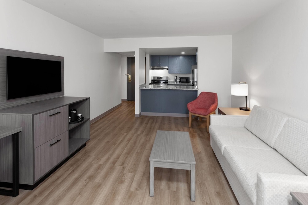 Ramada by Wyndham Milwaukee 17/29