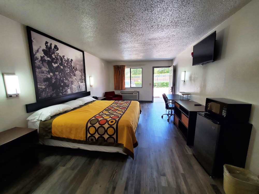 DELUXE, KING BED, SMOKING