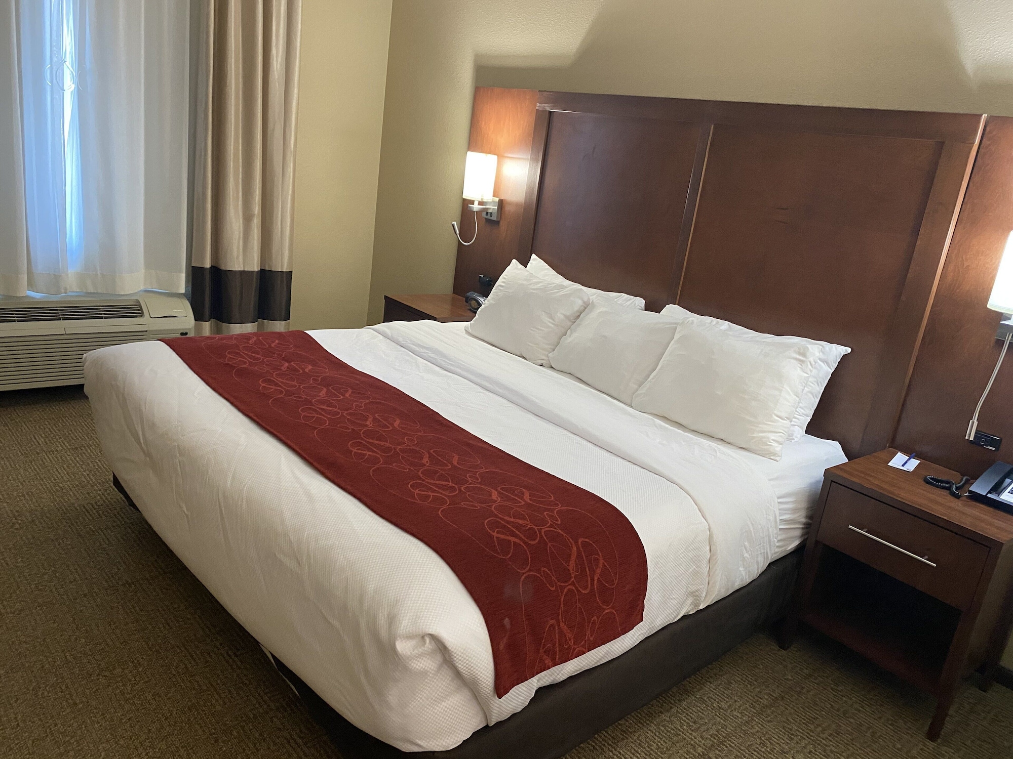 جناح بسرير كينج مع أريكة لذوي الإعاقة، Comfort Suites West Omaha, NE 3/10